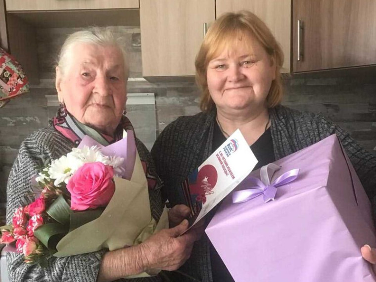 Цветы и подарки вручили вдовам участников Великой отечественной войны. Цветы и подарки вручили вдовам участников Великой отечественной войны.